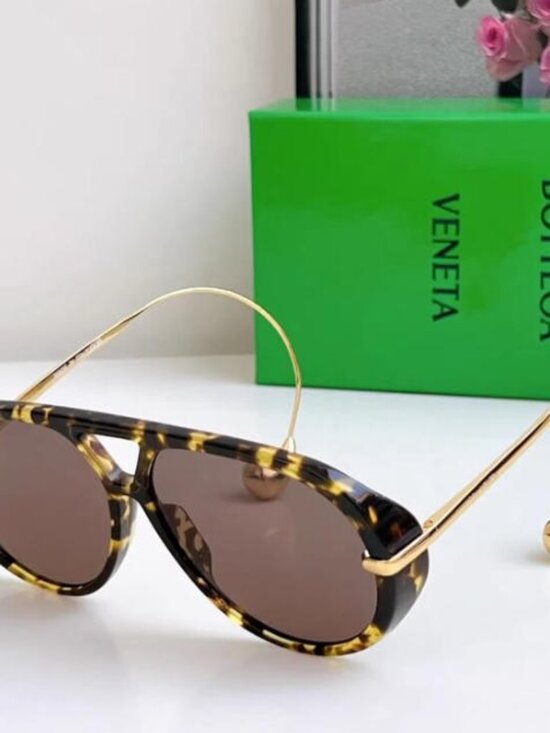 Bottega Veneta Tortoiseshell Frame Sunglasses - With Original Case main image 4